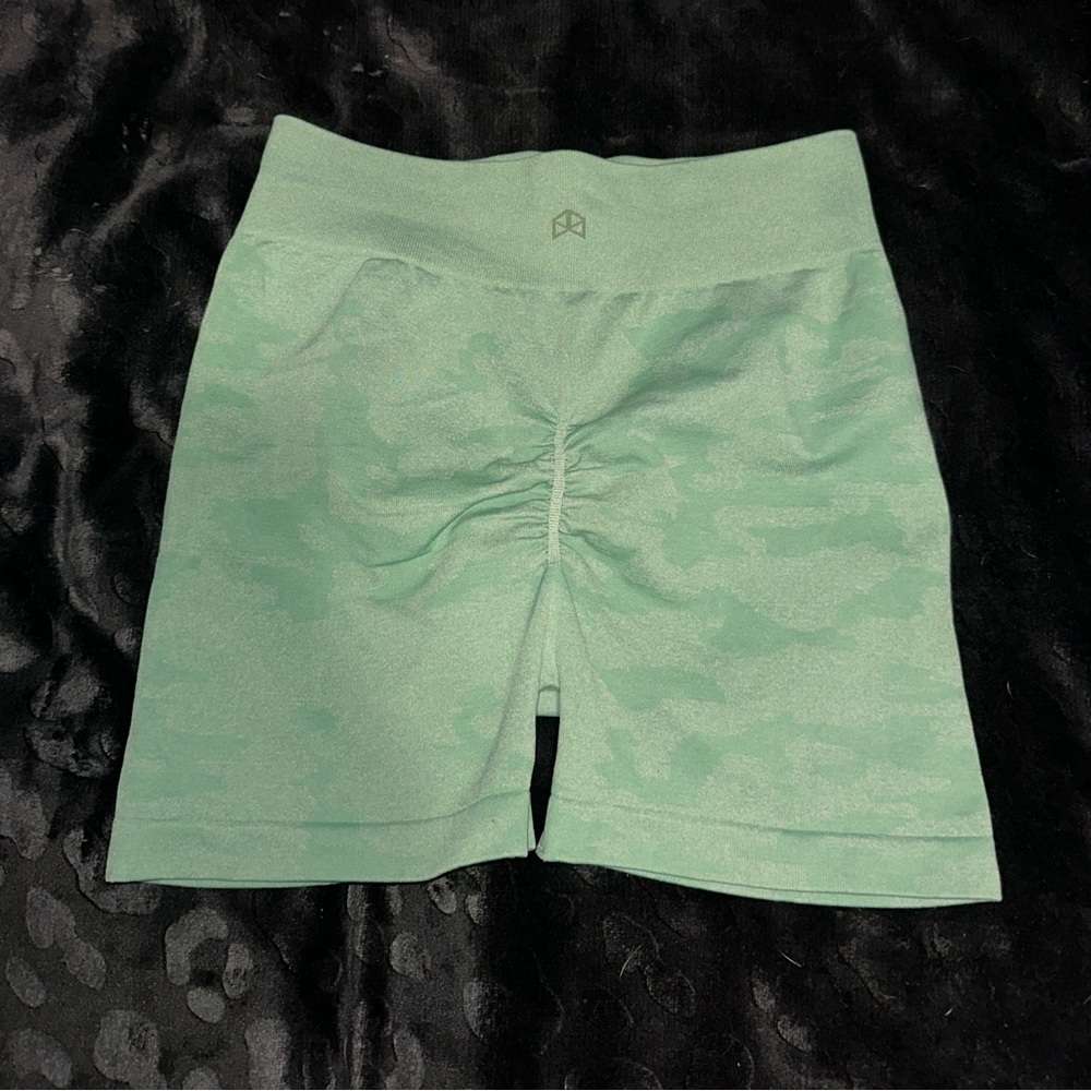 Rawgear Women Seamless Camo Booty Scrunch Shorts, Size Medium